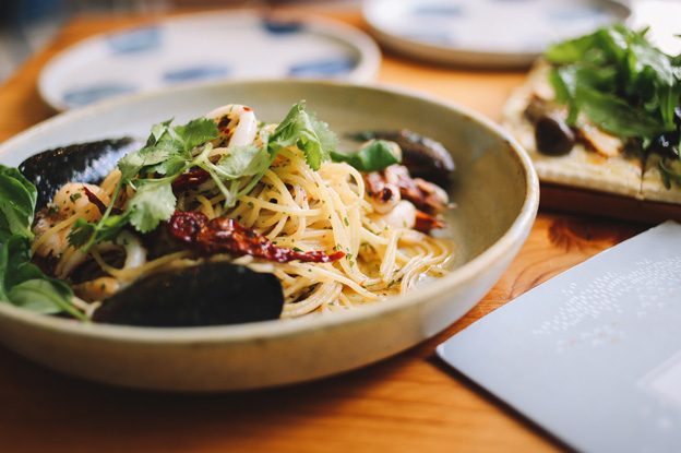 Platos con panes de salud