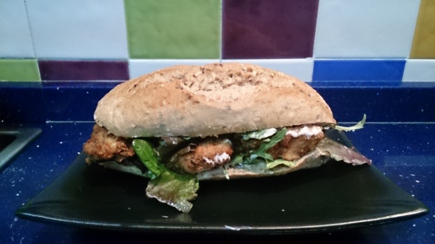Bocadillo de pollo a la mostaza antigua con salsa suave y surtidas