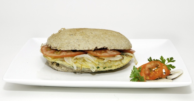 Mollete integral,tortilla de champiñones y perejil con cebolla pochada y tomate natural