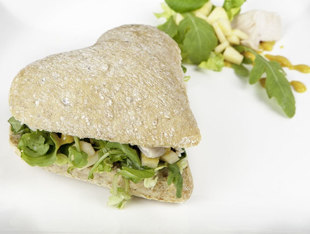 Bocadillo en Panvillo Cardio, con tomate en rodajas, pimiento verde y rojo, atún, cebolla y lechuga