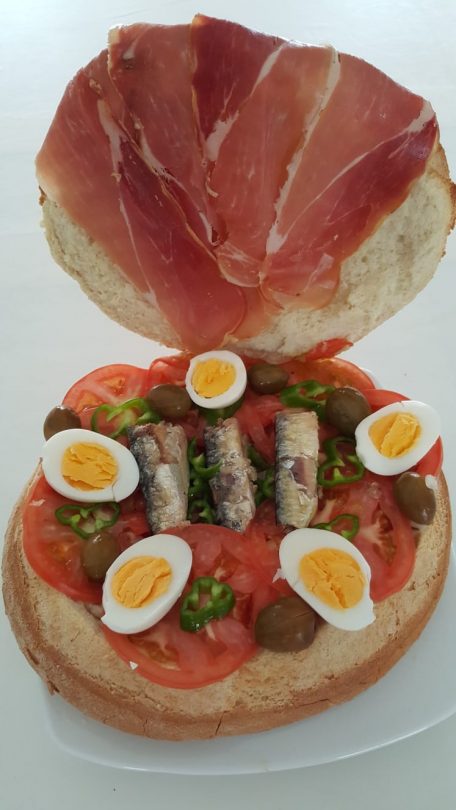 Pan de Kilo con Pipirrana Manchega